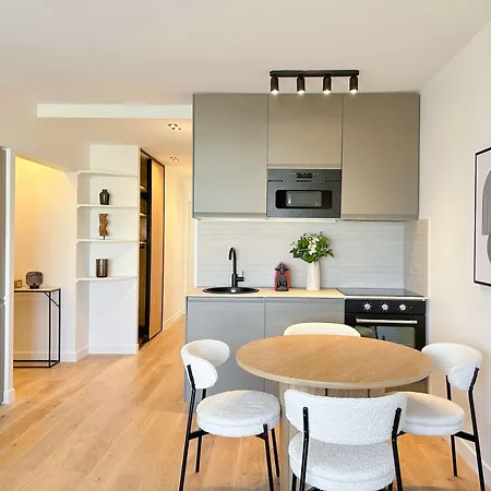- Premium With Balcony And Lift For 5 * Paris
