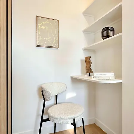 Apartment - Premium With Balcony And Lift For 5 *