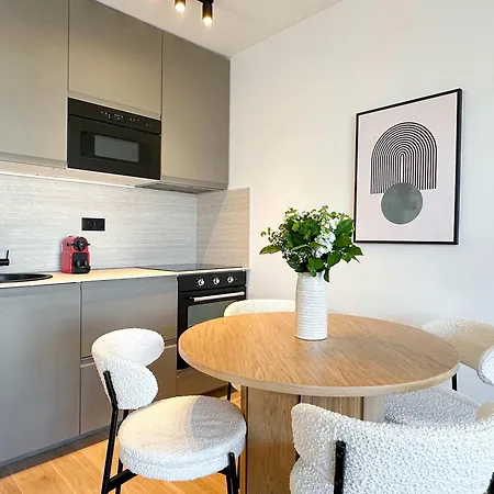 Apartment - Premium With Balcony And Lift For 5