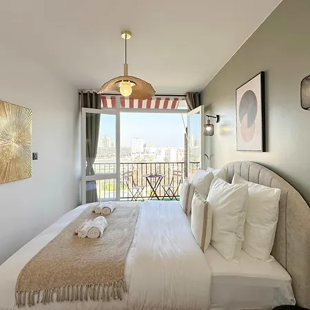 - Premium With Balcony And Lift For 5 Apartment *