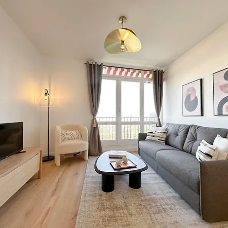 - Premium With Balcony And Lift For 5 Apartment Paris