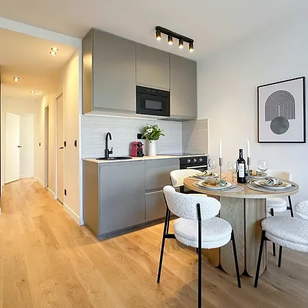 - Premium With Balcony And Lift For 5 Apartment *