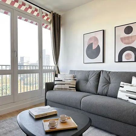 - Premium With Balcony And Lift For 5 Apartment Paris