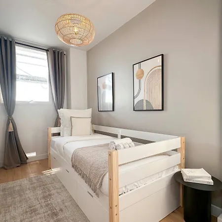 - Premium With Balcony And Lift For 5 * Paris