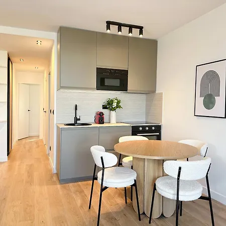 - Premium With Balcony And Lift For 5 Apartment *